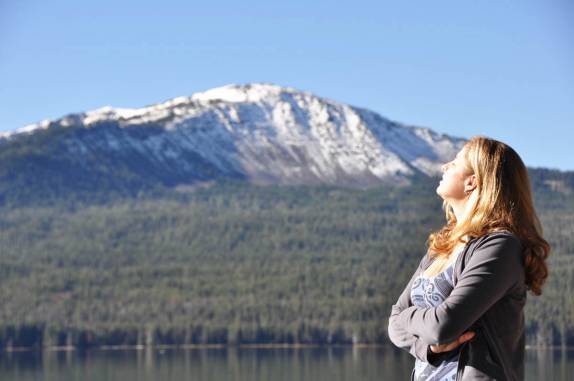 Aproveitando o calor do sol da manhã, ao lado do Diamond Lake, na Umpqua National Forest, no sul do Oregon, estado da costa oeste dos Estados Unidos